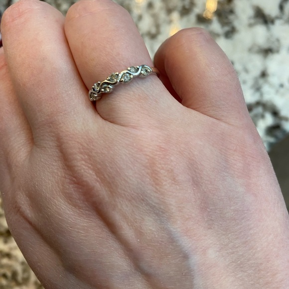 10k Diamond swirl band genuine earth mined Diamond ring modern design - Picture 7 of 9